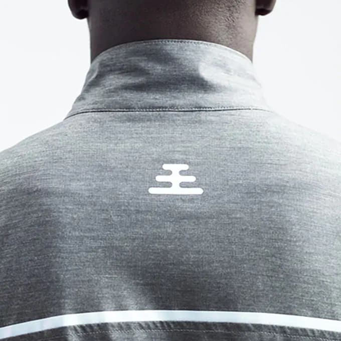 Detalle trasero del logotipo de Breathable Active Jacket de Ulterior