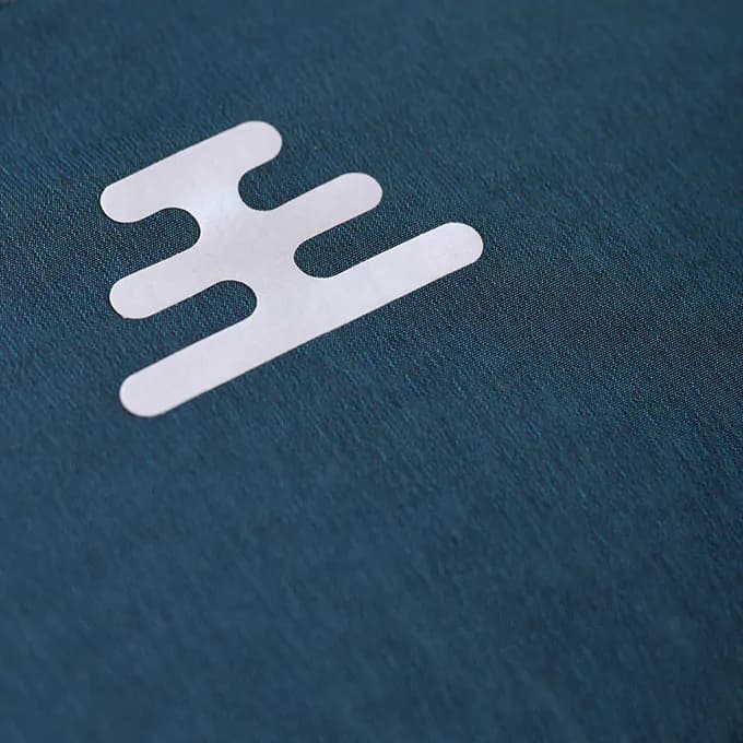 Detalle del logotipo de Recycled Biker Jacket de Ulterior