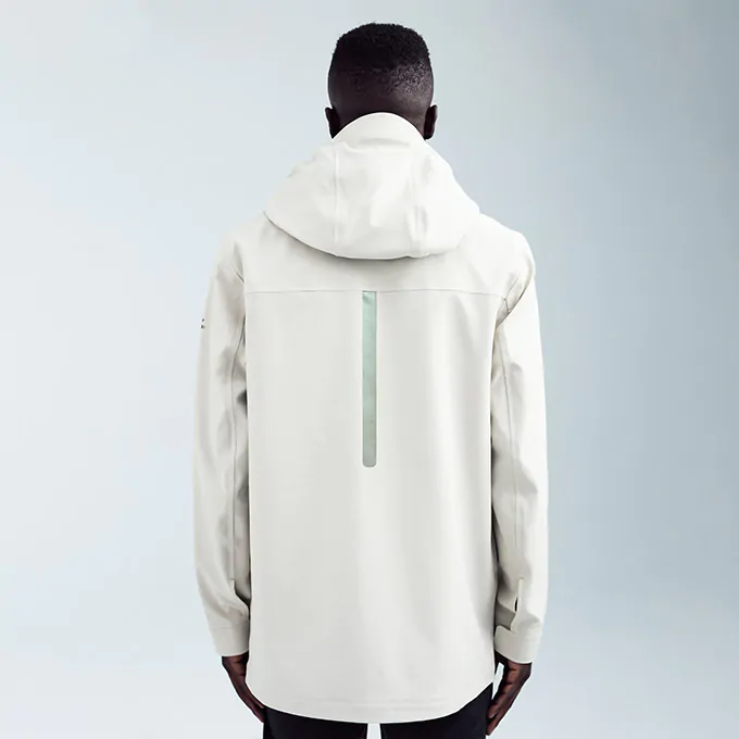 Vista trasera de la chaqueta Hardshell blanca de Ulterior